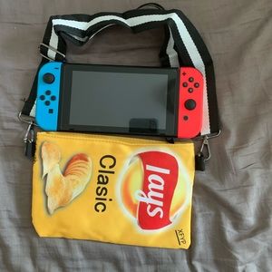 Lay’s 🥔chip-inspired crossbody bag-green&yellow